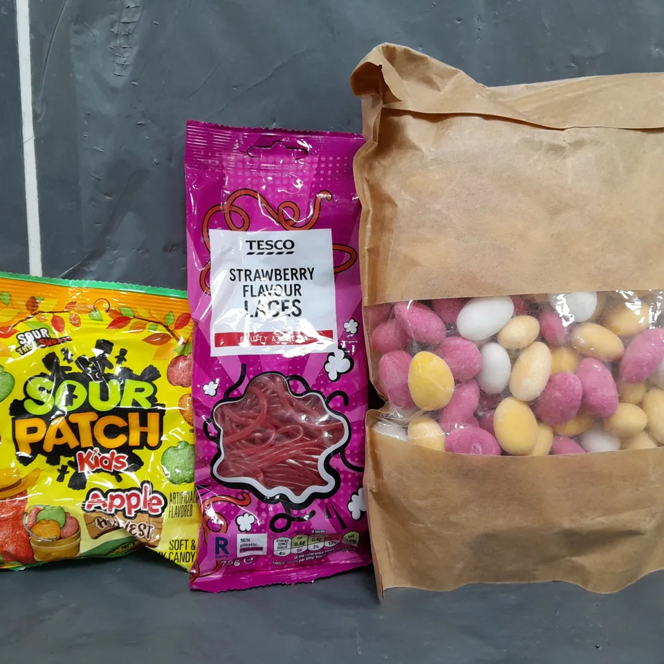 APPROXIMATELY 10 ASSORTED FOOD/DRINK PRODUCTS TO INCLUDE SOUR PATCH KIDS, STRAWBERRY LACES, SUGAR ALMONDS, ETC