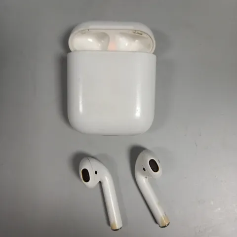 APPLE AIRPODS WIRELESS EARPHONES