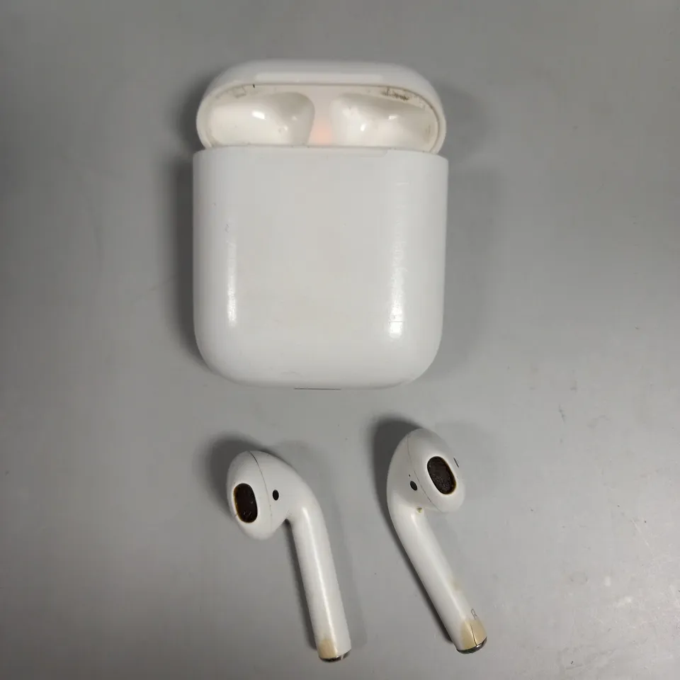 APPLE AIRPODS WIRELESS EARPHONES 