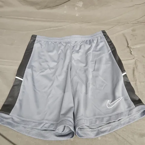 NIKE LOGO CASUAL SHORTS - SIZE M