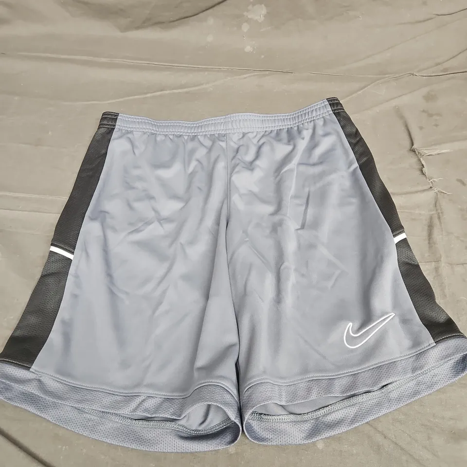 NIKE LOGO CASUAL SHORTS - SIZE M