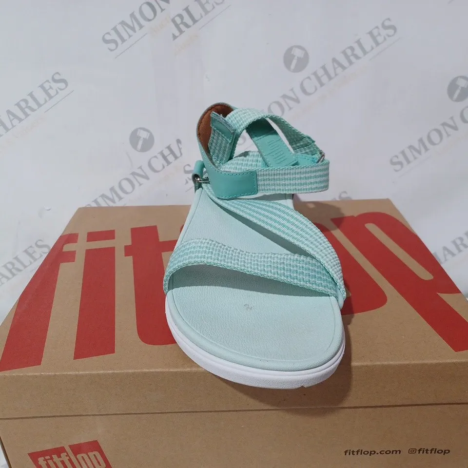 BOXED FITFLOP WALKSTAR TOE POST SANDALS IN SEA FOAM GREEN  - SIZE 7