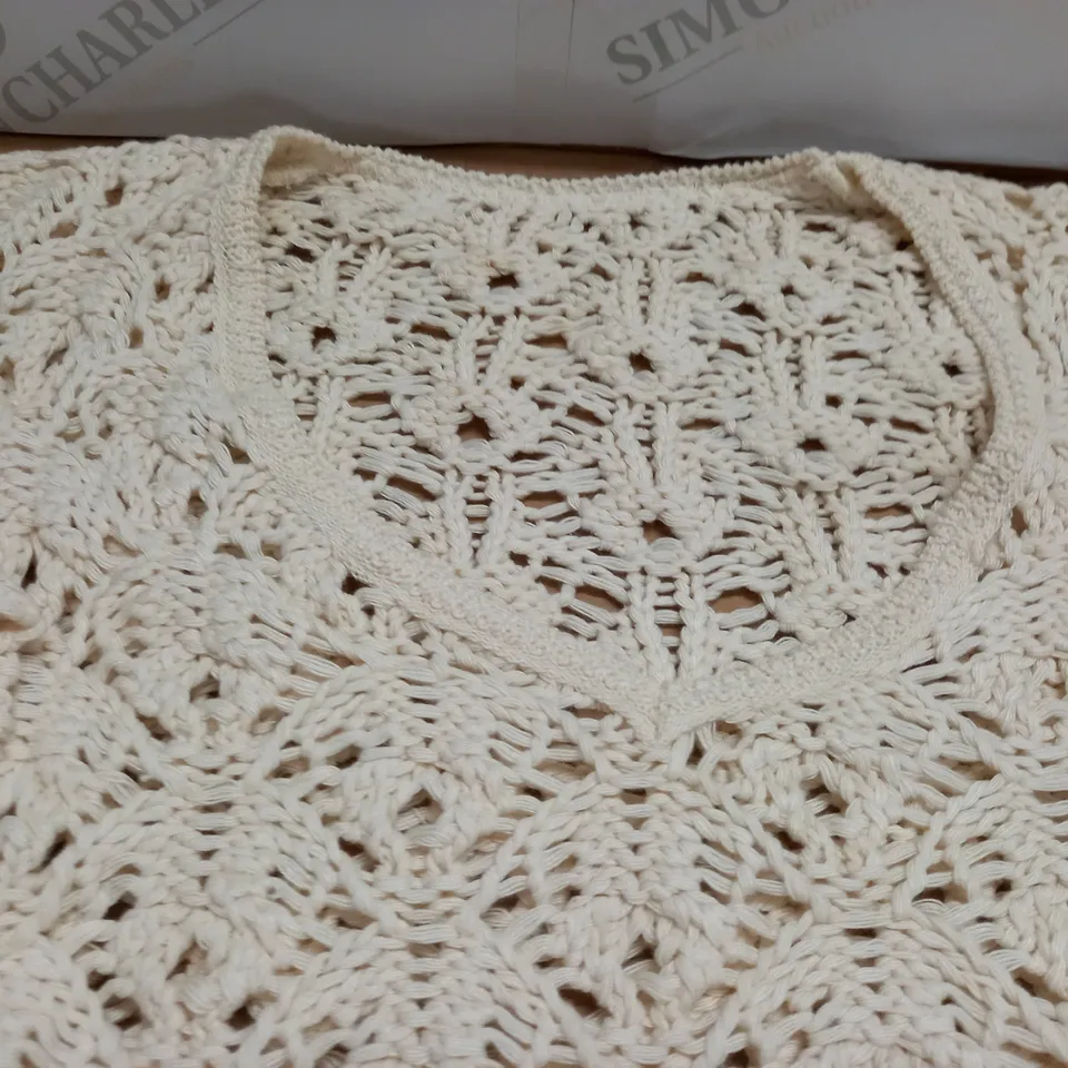 LOT OF APPROXIMATELY 20 CREAM KNIT JUMPERS IN ECRU - SIZE ONE