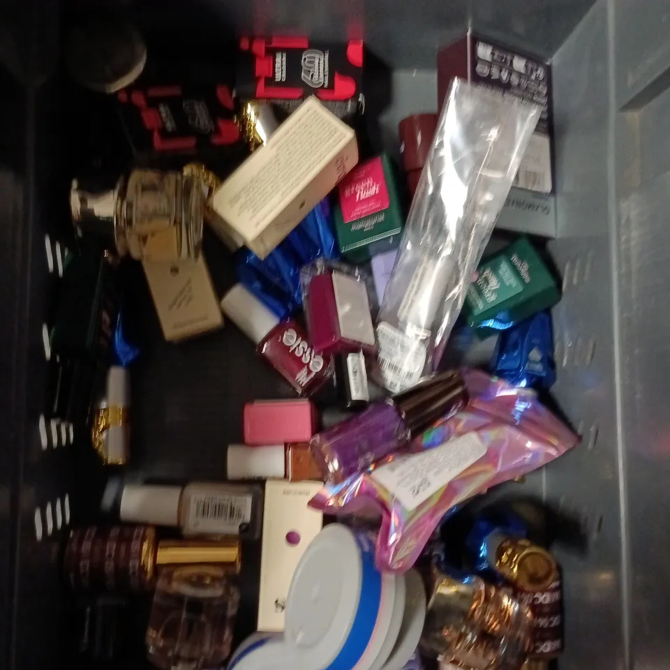 APPROXIMATELY 40 BOTTLES OF NAIL VARNISH TO INCLUDE MODELS OWN, AVON AND MANICURIST