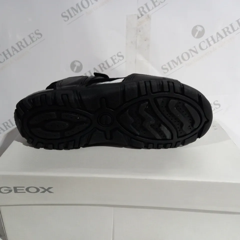 BOXED PAIR OF GEOX U4224 SANDAL SHOES IN BLACK - SIZE: UK 8