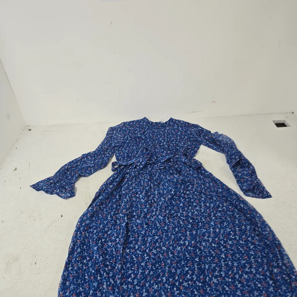 BOX OF APPROXIMATELY 20 ASSORTED CLOTHING ITEMS TO INCLUDE: TAMSY BLUE FLORAL DRESS