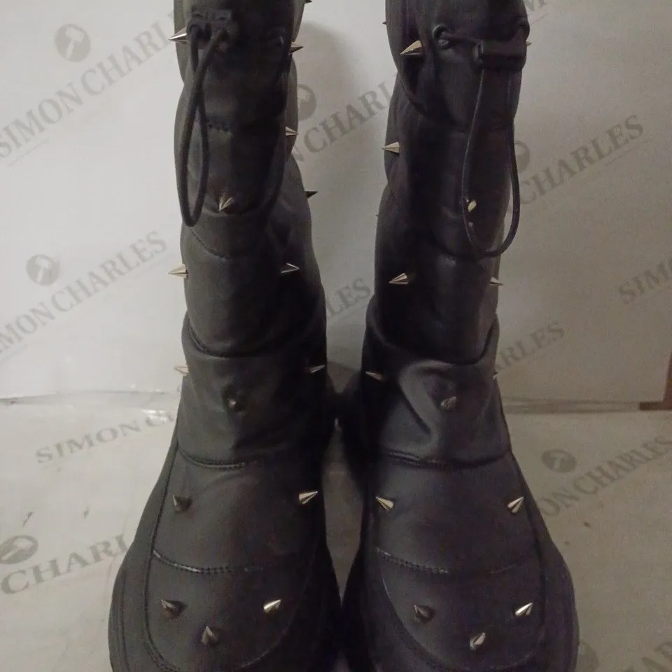 BOXED PAIR OF KOI THE RINGLEADER MEN'S SPIKED SNOW BOOTS SIZE 9
