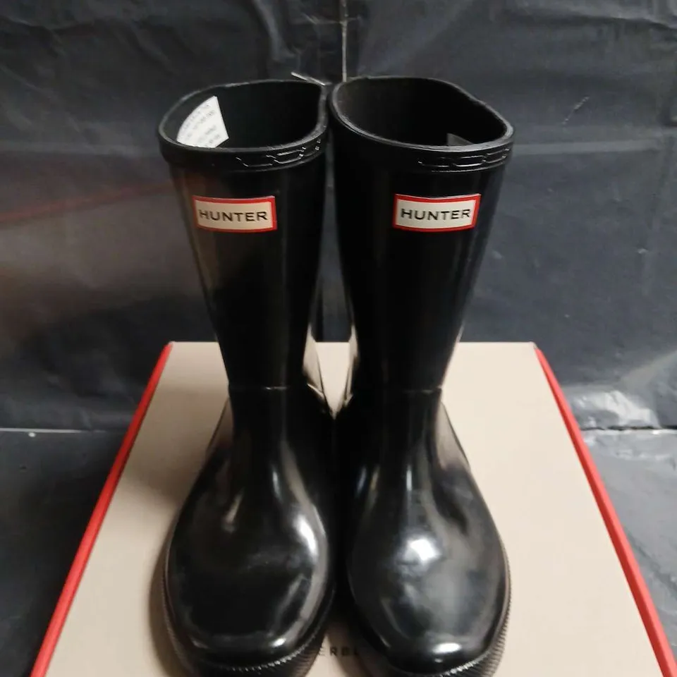  BOXED PAIR OF HUNTER KIDS FIRST CLASSIC GLOSS WELLINGTON BOOTS –  UK 12 