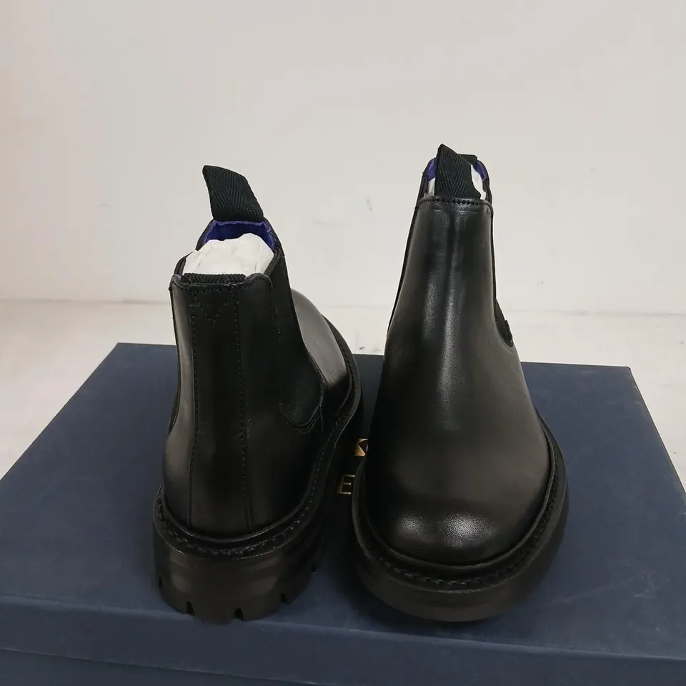 TRICKER'S FOR BURBERRY ANKLE BOOTS – BLACK LEATHER CHELSEA BOOT WITH RUBBER SOLE