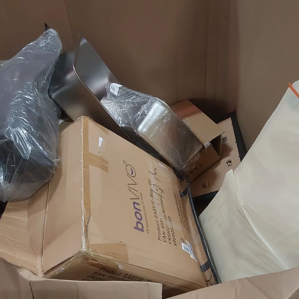 PALLET OF ASSORTED ITEMS INCLUDING: BABY PLAYPEN, SHOWER MIXER SYSTEM, MATTRESS/TOPPER (UNSPECIFIED), WEDGE PILLOW ECT