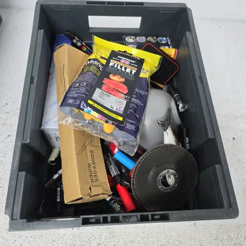 BOX CONTAINING A MIX OF APPROXIMATELY 15 ASSORTED ITEMS INCLUDING DRILL BITS, COLOURING PENS, SQUEEGEE WIPER ETC.