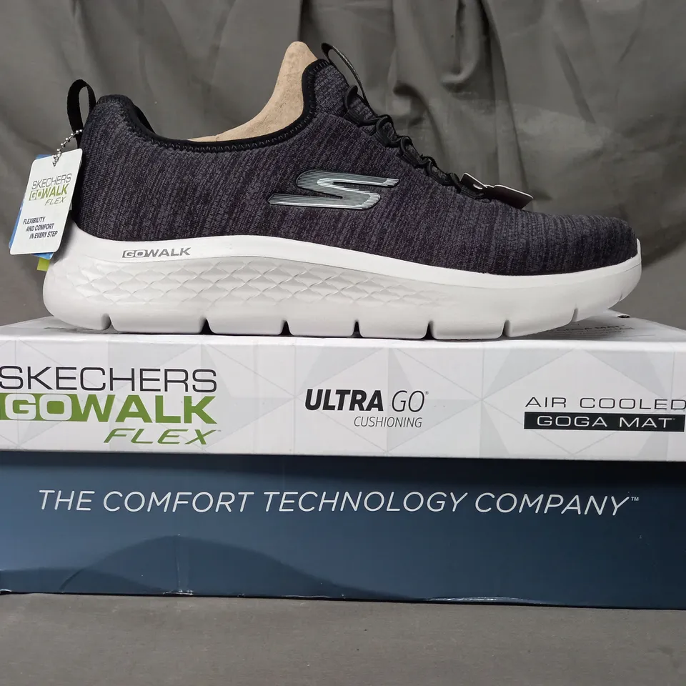BOXED PAIR OF SKECHERS GO WALK FLEX SHOES IN BLACK SIZE 8