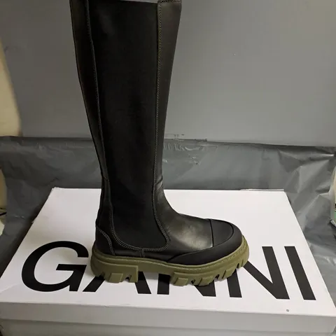 BOXED PAIR OF GANNI KNEE HIGH LEATHER CHELSEA BOOTS IN BLACK/GREEN SIZE EU 40
