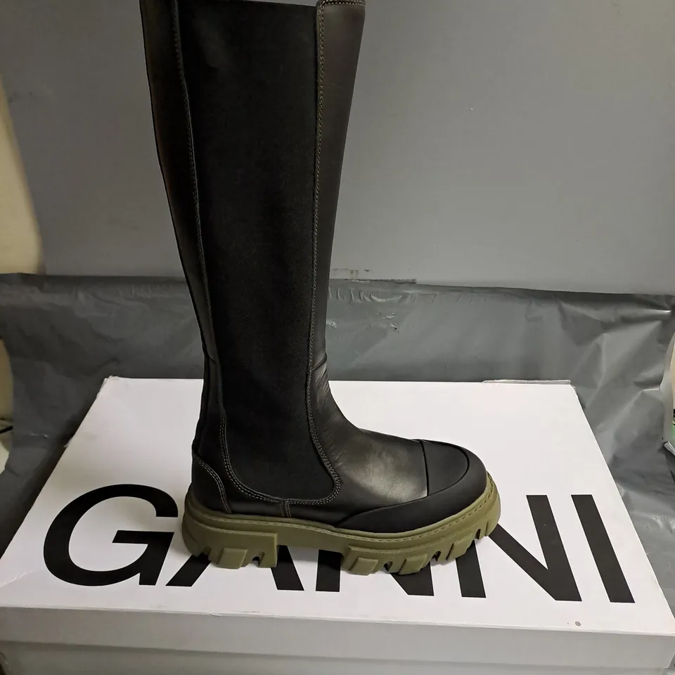 BOXED PAIR OF GANNI KNEE HIGH LEATHER CHELSEA BOOTS IN BLACK/GREEN SIZE EU 40