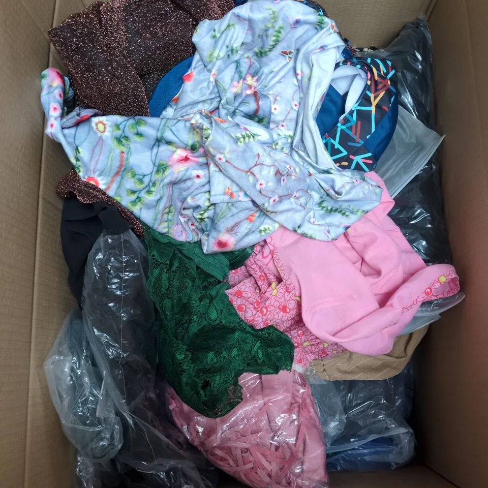 BOX OF APPROXIMATELY 20 ASSORTED CLOTHING ITEMS TO INCLUDE 1/4 ZIP TOP, JEANS, ASSORTED LADIES TOPS ETC