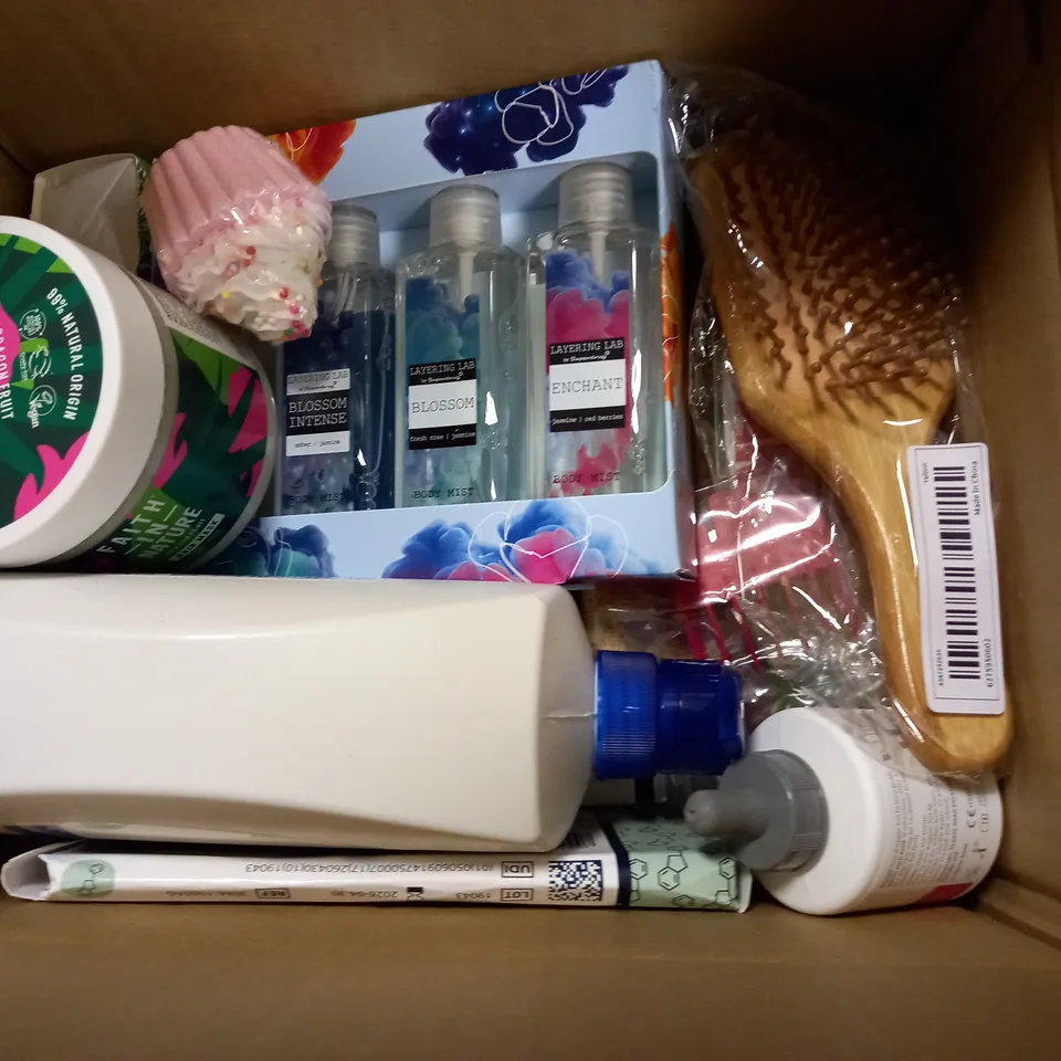 BOX OF APPROXIMATELY 20 ASSORTED COSMETICS TO INCLUDE 1000ML HEAD AND SHOULDERS, HAIRBRUSH, BODY MIST SET ETC