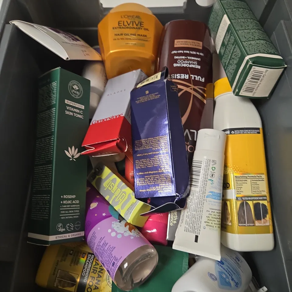 APPROXIMATELY 15 ASSORTED HEALTH & BEAUTY PRODUCTS TO INCLUDE SKIN SPRAY, CONDITIONER, SKIN PERFECTOR ETC