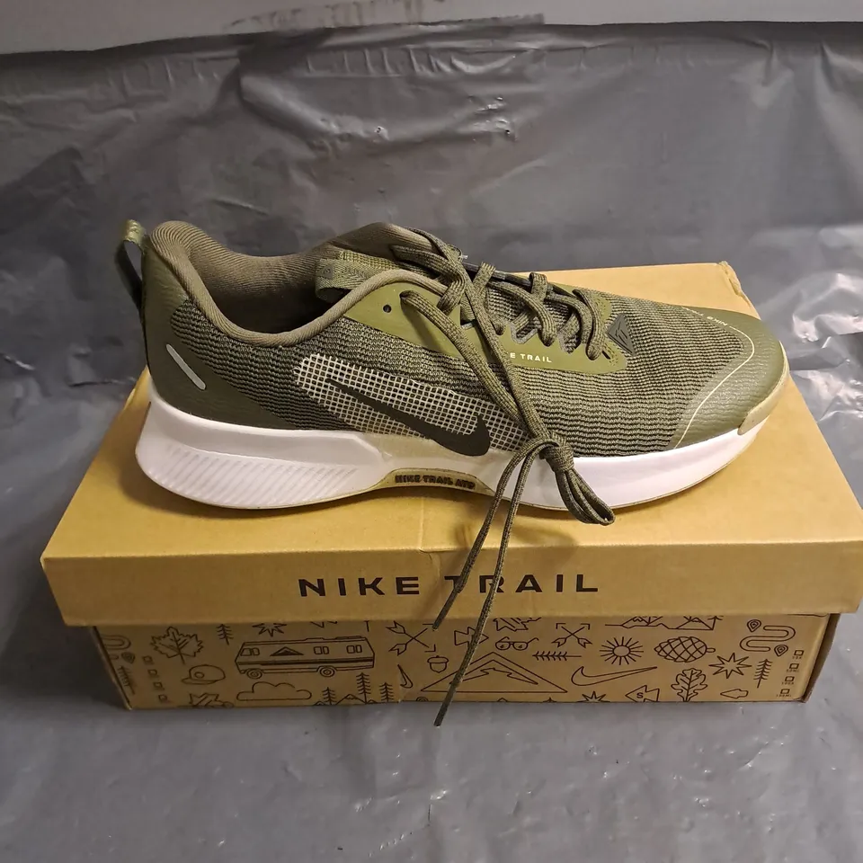 BOXED PAIR OF NIKE JUNIPER TRAIL 3 TRAINERS IN OLIVE/SEQUOIA SIZE UK 7.5