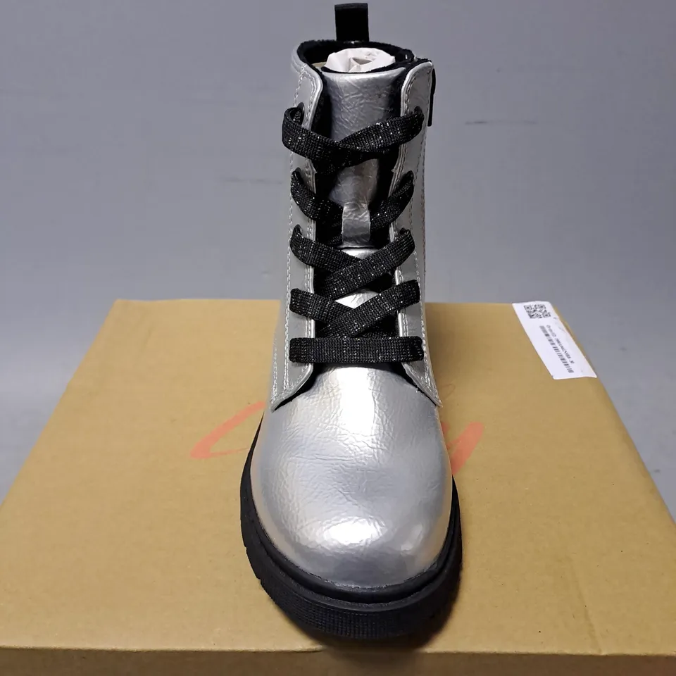 BOXED LILLEY SILVER HIGH TOP BOOT - SIZE 32 