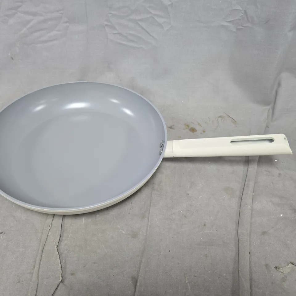 HABITAT FRYING PAN WITH WHITE HANDLE – GREY INTERIOR