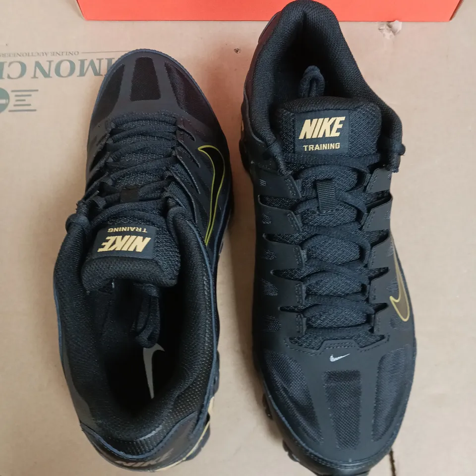 BOXED PAIR OF NIKE REAX 8 TR MESH TRAINERS IN BLACK/GOLD - UK 11