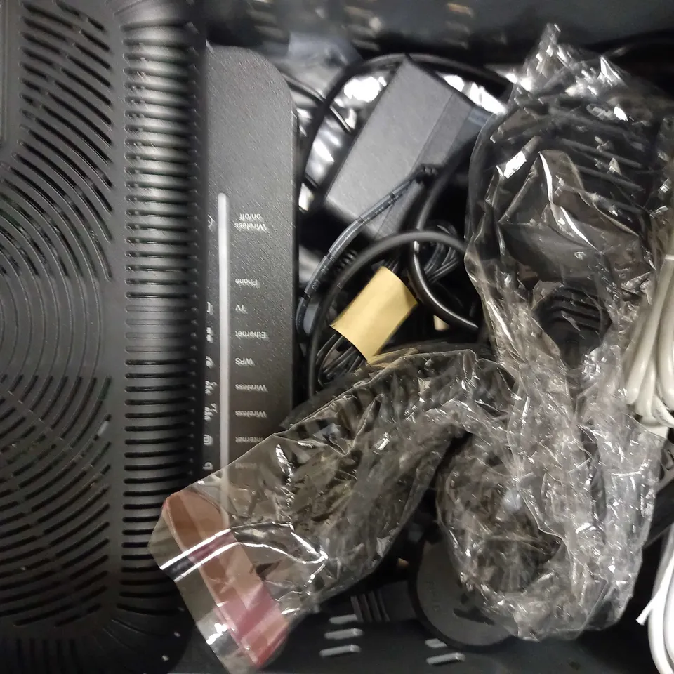 LOT OF APPROXIMATELY 12 ASSORTED ELECTRICAL ITEMS, TO INCLUDE AV CABLE, ROUTER, ETC