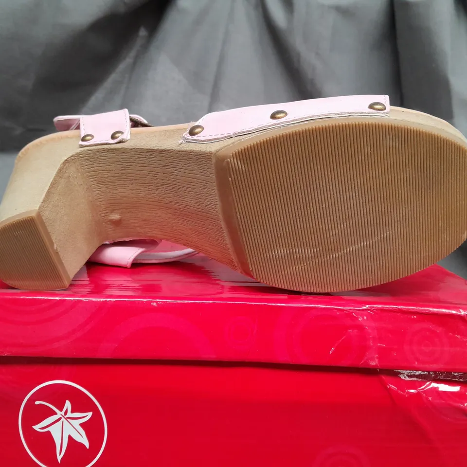 BOX OF APPROX 10 NATURAL MODA OPEN TOE HEELS IN ASSORTED SIZES & COLOURS 
