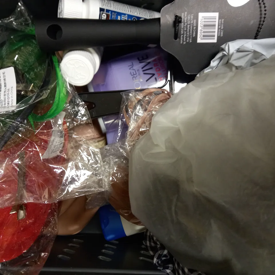 LOT OF APPROXIMATELY 15 ASSORTED HEALTH & BEAUTY ITEMS, TO INCLUDE WIGS, HAIRBRUSH, MICROTOUCH MAX, ETC