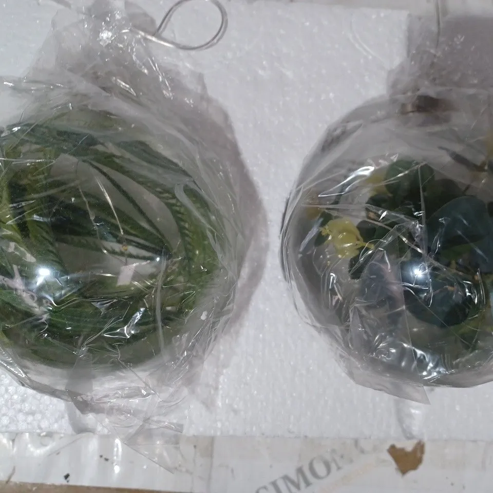 SARA DAVIES SET OF 2 15 CM PRE-LIT FOLIAGE GLASS BAUBLES