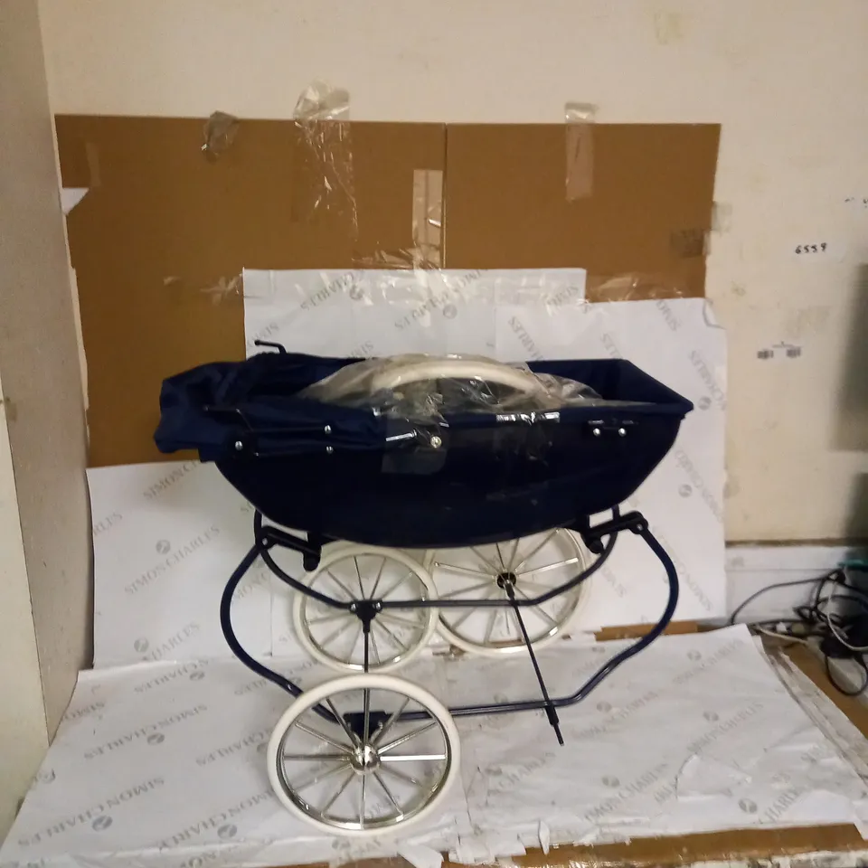 BELLA ROSA PREMIUM NAVY CARRIAGE DOLL PRAM  RRP £129.99