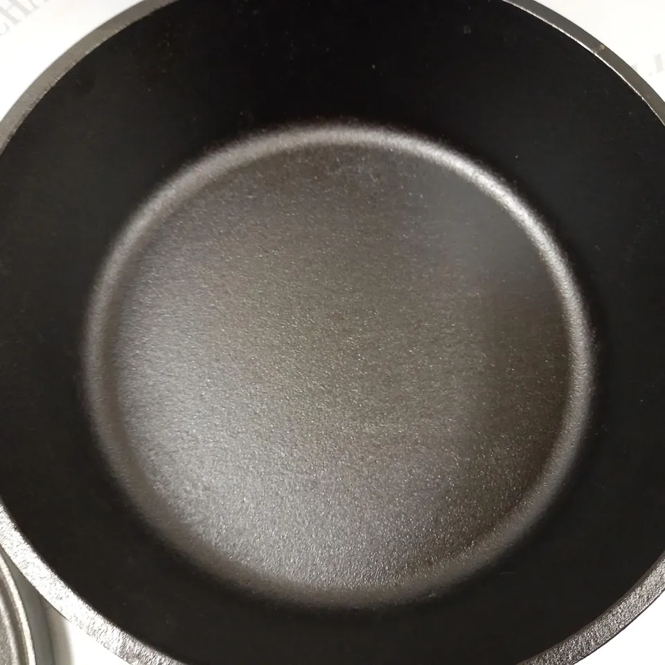 LODGE 5.68 LITRE 6 QUART PRE-SEASONED CAST IRON OUTDOOR/CAMP DUTCH OVEN