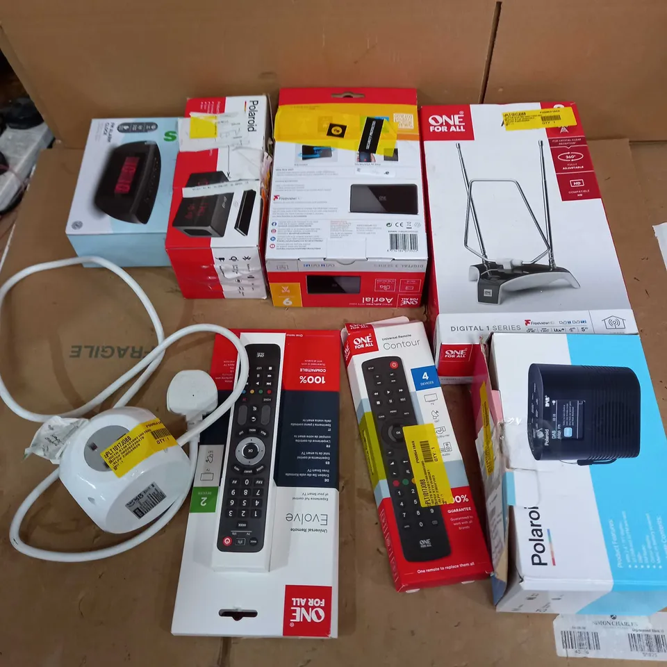 LOT OF APPROX 8 ASSORTED TECH ITEMS TO INCLUDE AERIALS, TV REMOTES, RADIOS ETC