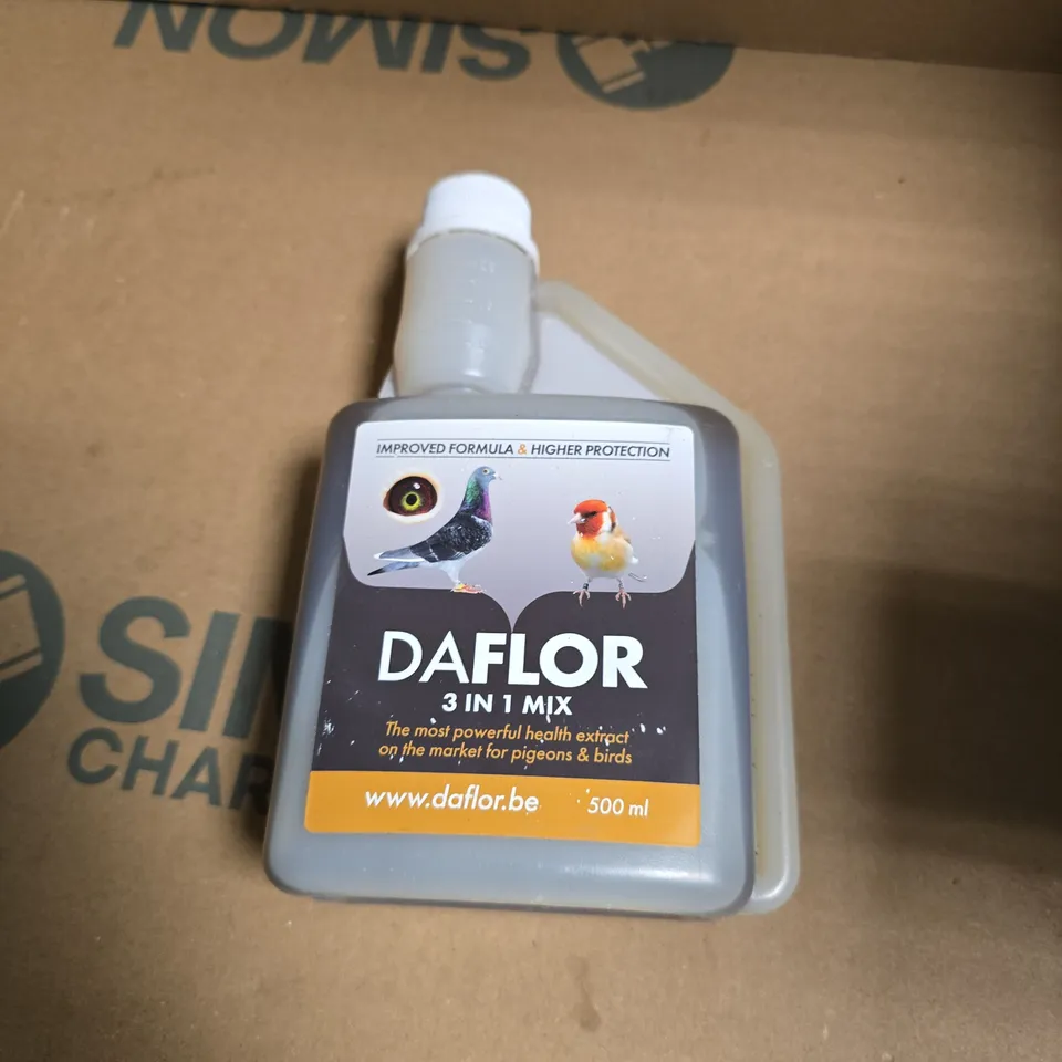 APPROXIMATELY 5 ASSORTED PET FOOD ITEMS INCLUDING DAFLOR EXTRACT FOR PIGEONS AND ADULT DOG PATE
