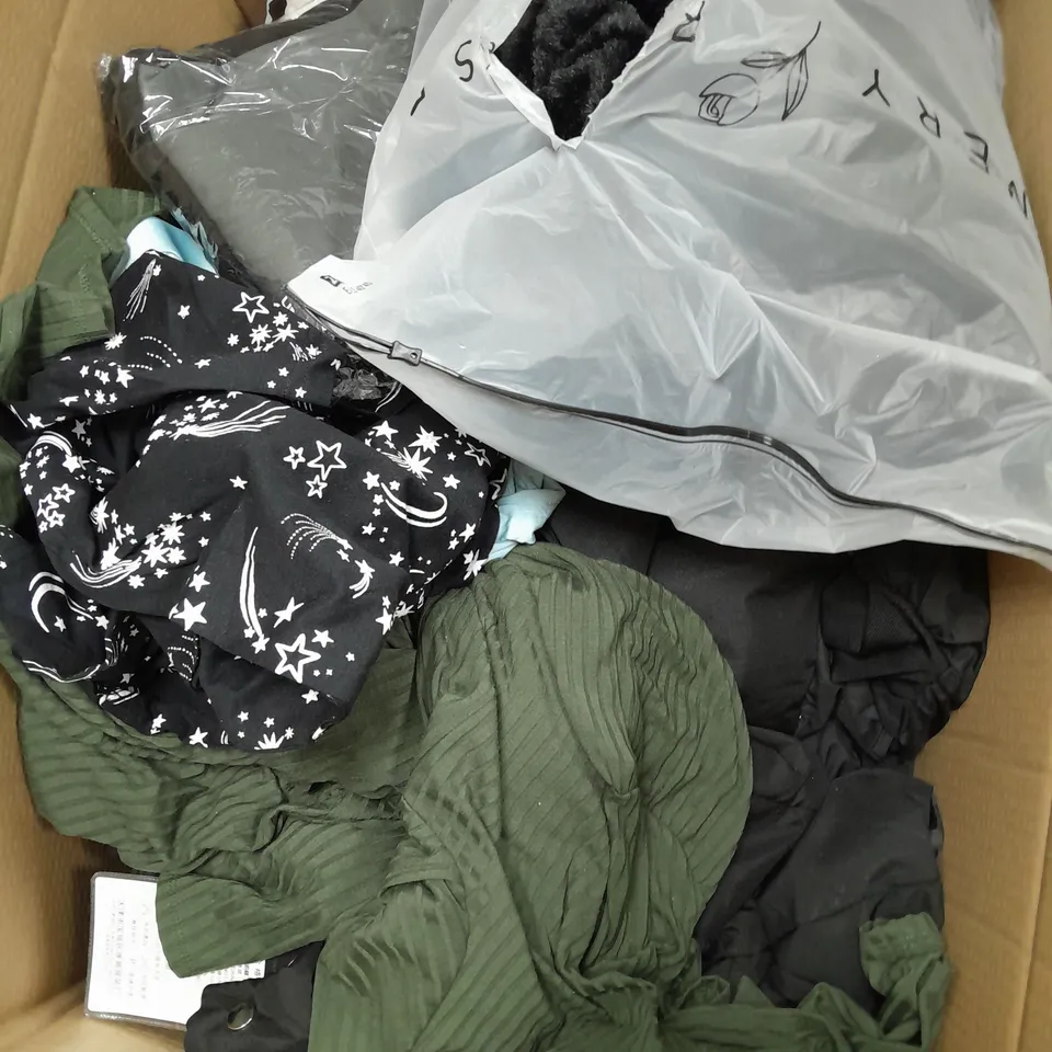 BOX OF APPROXIMATELY 25 ASSORTED CLOTHING ITEMS TO INCUDE - TROUSERS , TOPS , DRESS , BAG ETC