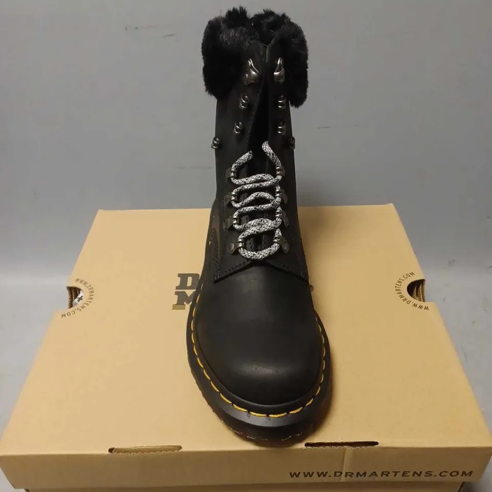 BOXED PAIR OF DR MARTEN AIRWAIR SERENA COLLAR BOOTS IN BLACK - 6.5