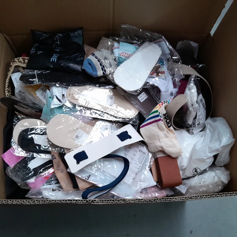 LARGE QUANTITY OF ASSORTED CLOTHING AND ACCESSORY ITEMS TO INCLUDE SHIRTS, BELTS, WALLETS AND BAGS