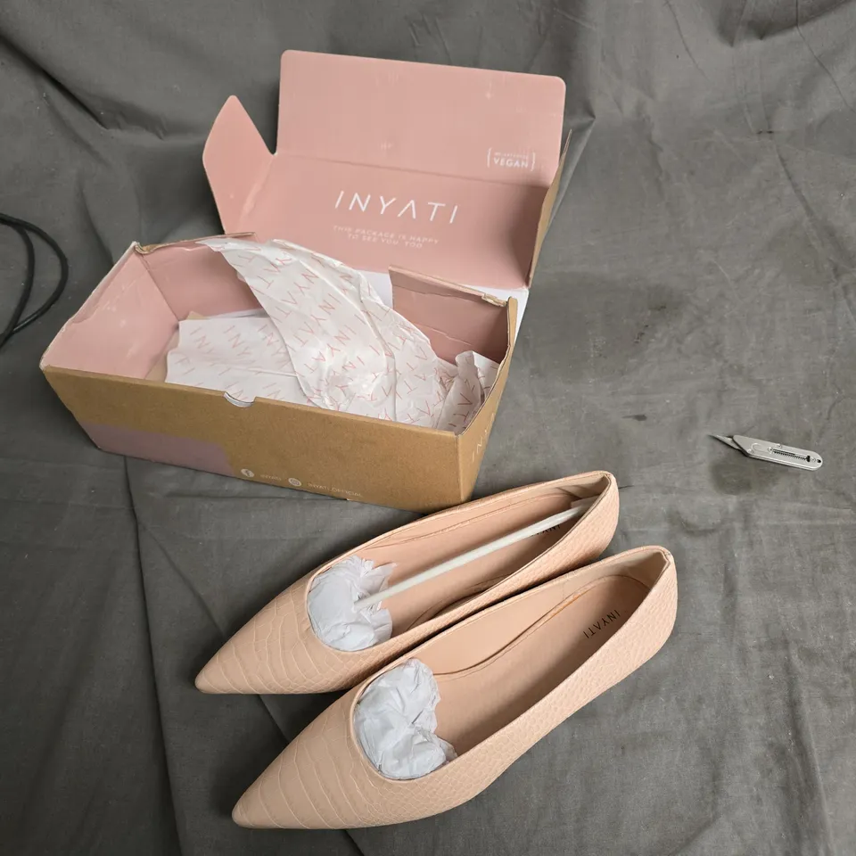 INYATI PEACH CROCO LEATHER POINTED-TOE FLATS – WOMEN’S SHOES, UK 7 (EU 40)