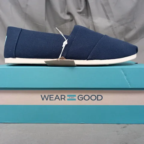 BOXED PAIR OF TOMS ALPARGATA SLIP-ON SHOES IN NAVY UK SIZE 10.5