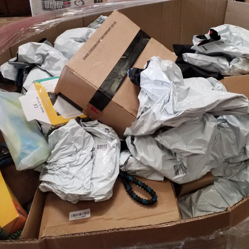 PALLET CONTAINING ASSORTED GARDEN HOSES & INFLATABLES 