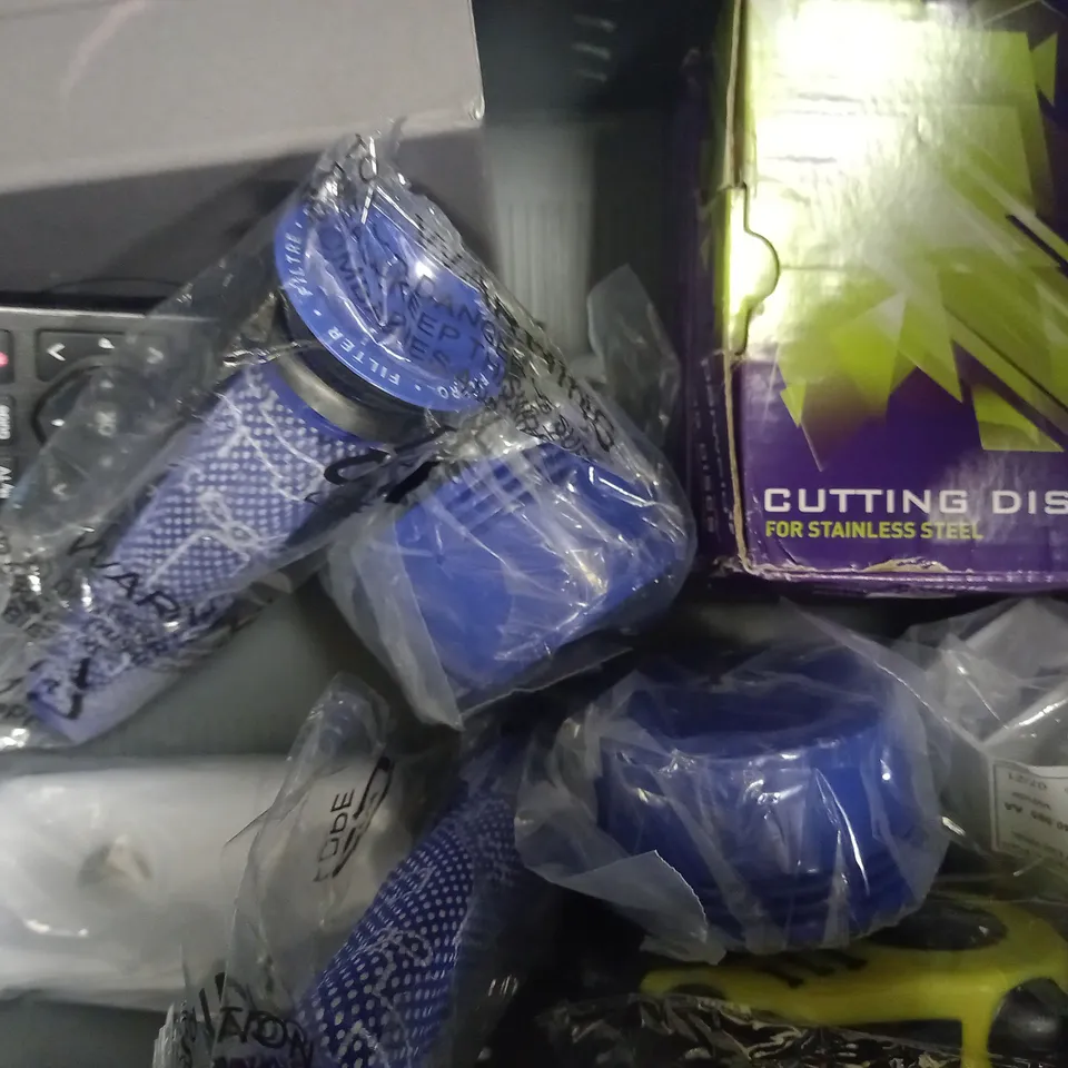 LOT OF 12 ASSORTED HOUSEHOLD ITEMS, TO INCLUDE COLE & MASON GRINDER, CAKE CUTTERS, ETC