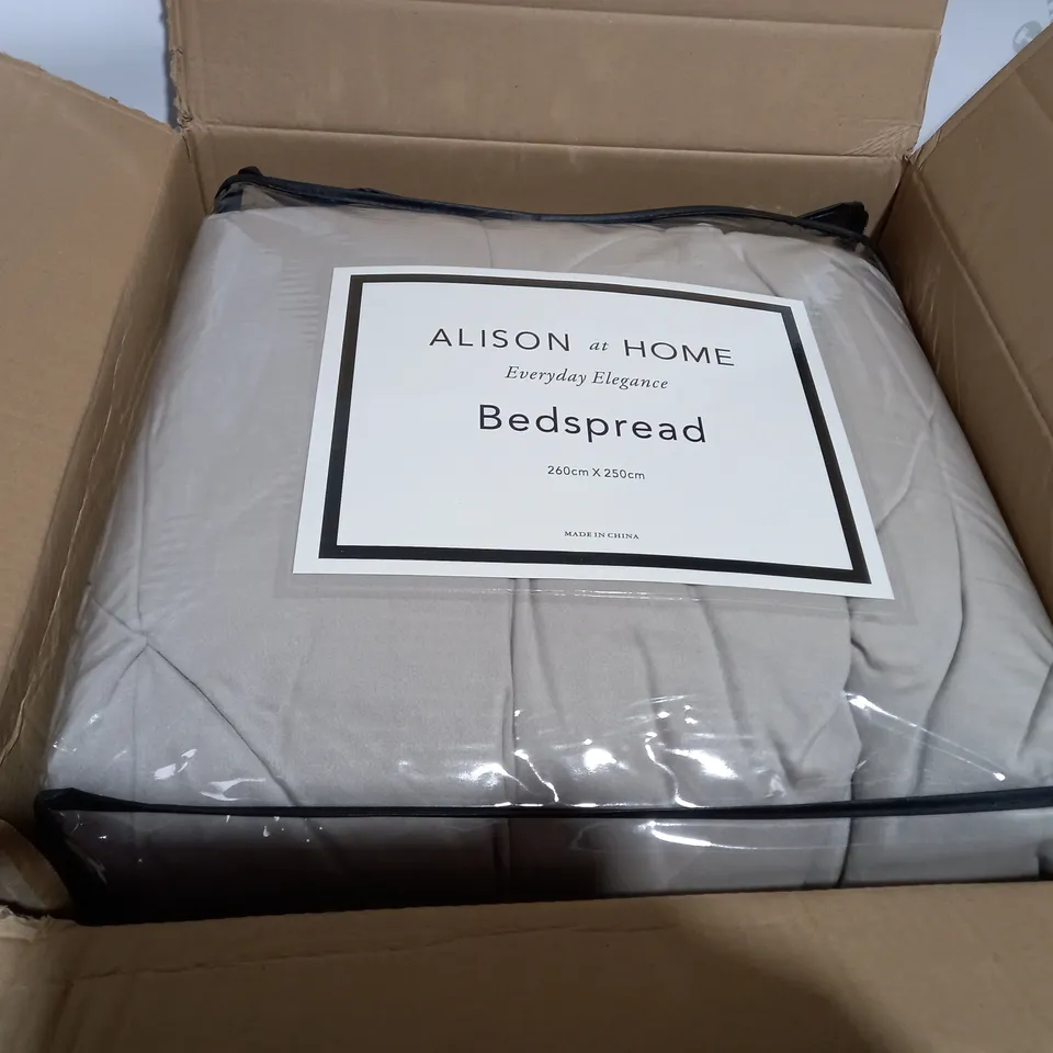 OUTLET ALISON CORK PINTUCK VELVET BEDSPREAD WITH SATIN REVERSE IN EUCALYPTUS 