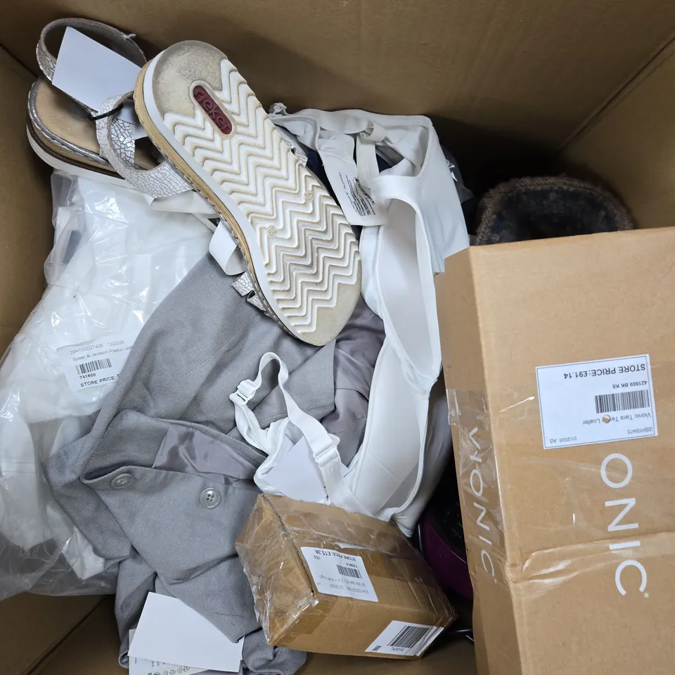 APPROXIMATELY 10 ASSORTED HOUSEHOLD PRODUCTS TO INCLUDE TRAINERS, MEASURING JUG, HOME DECOR ETC 