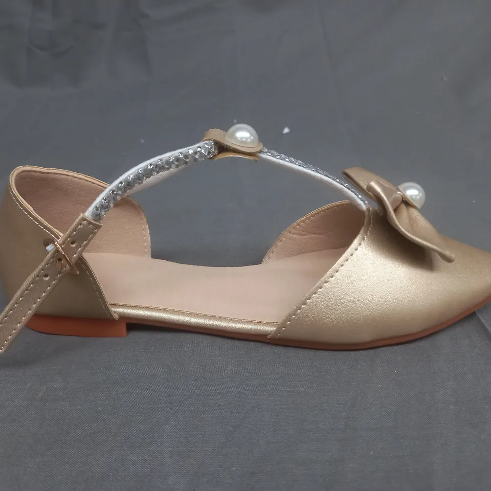 BOXED PAIR OF DESIGNER PUMPS IN GOLD WITH JEWEL EFFECT EU SIZE 34