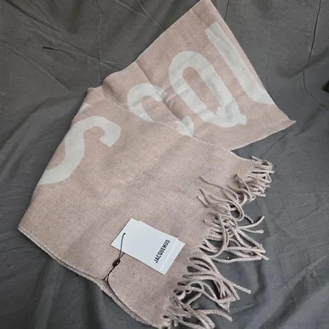 JACQUEMUS TASSEL TRIM TEXT SCARF IN MULTI-BEIGE