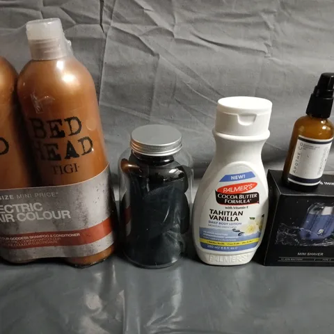 APPROXIMATELY 15 ASSORTED HEALTH & BEAUTY PRODUCTS TO INCLUDE MINI SHAVER, MAKE UP SPONGES AND HEAD BANDS