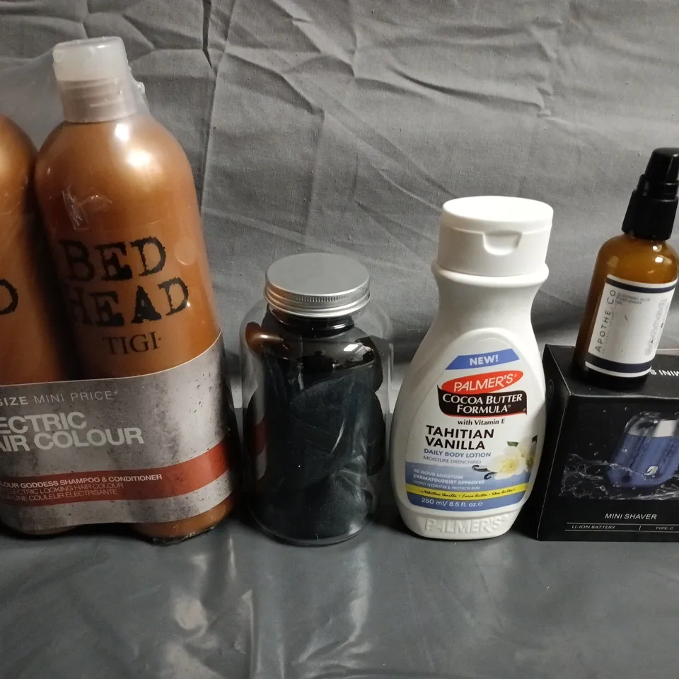 APPROXIMATELY 15 ASSORTED HEALTH & BEAUTY PRODUCTS TO INCLUDE MINI SHAVER, MAKE UP SPONGES AND HEAD BANDS