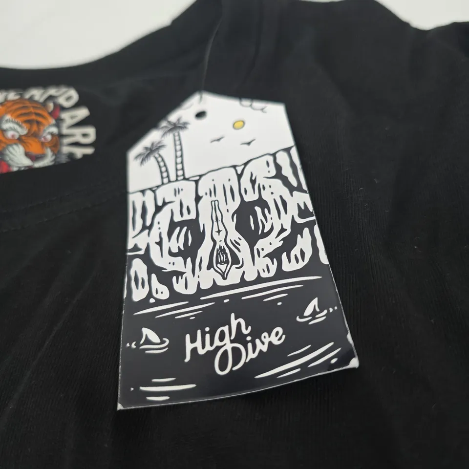 BLACK T-SHIRT BY HIGH DIVE – LARGE, GRAPHIC SKULL ROSE DESIGN