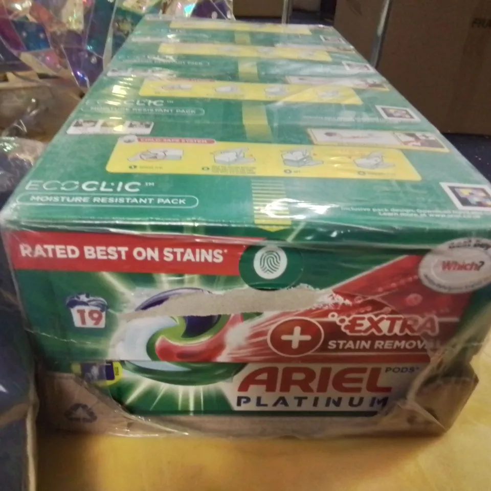 LOT OF ASSORTED HOUSEHOLD ITEMS TO INCLUDE HARRY POTTER FILLED CUSHION, AERIAL PLATINUM PODS AND PRE-LIT BEAR