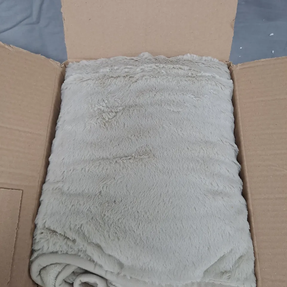 COZEE HOME FAUX FUR & VELVET HEATED THROW – 9 HEAT SETTINGS