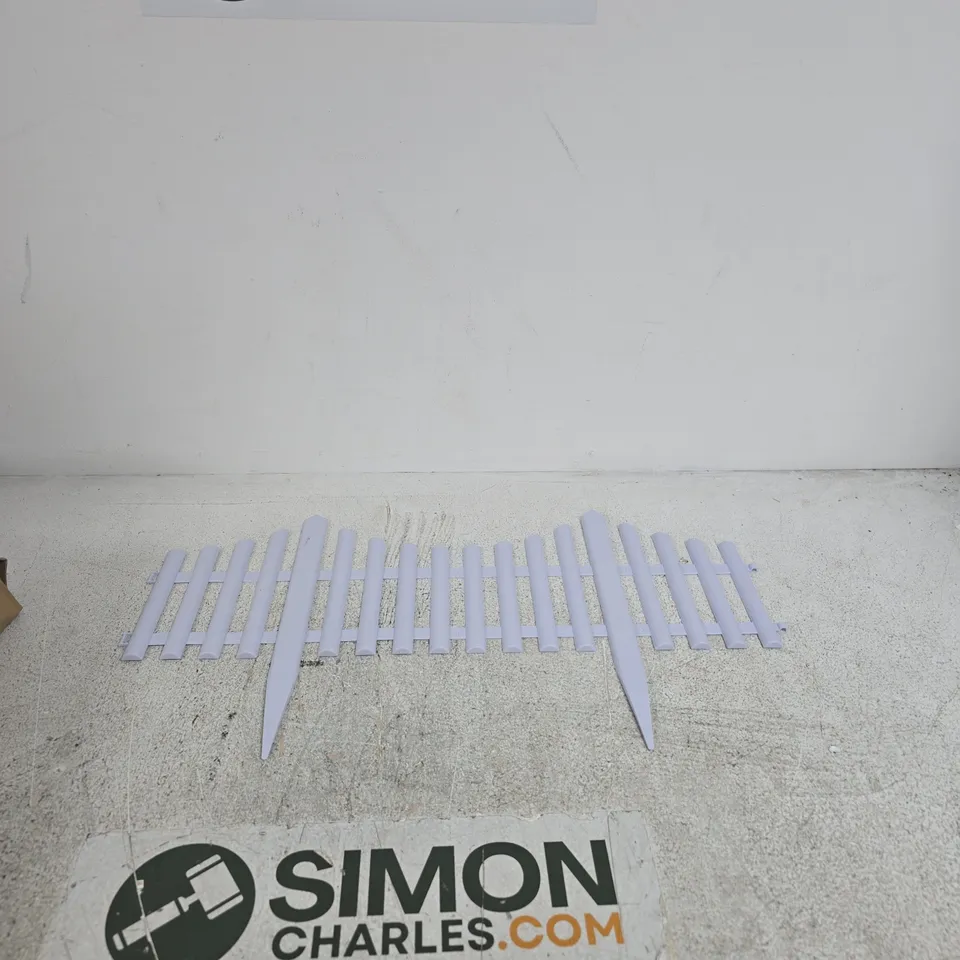SET OF WHITE PLASTIC GARDEN BORDER EDGING PANELS (PACK OF APPROXIMATELY 15 MULTIPLE IDENTICAL PIECES)